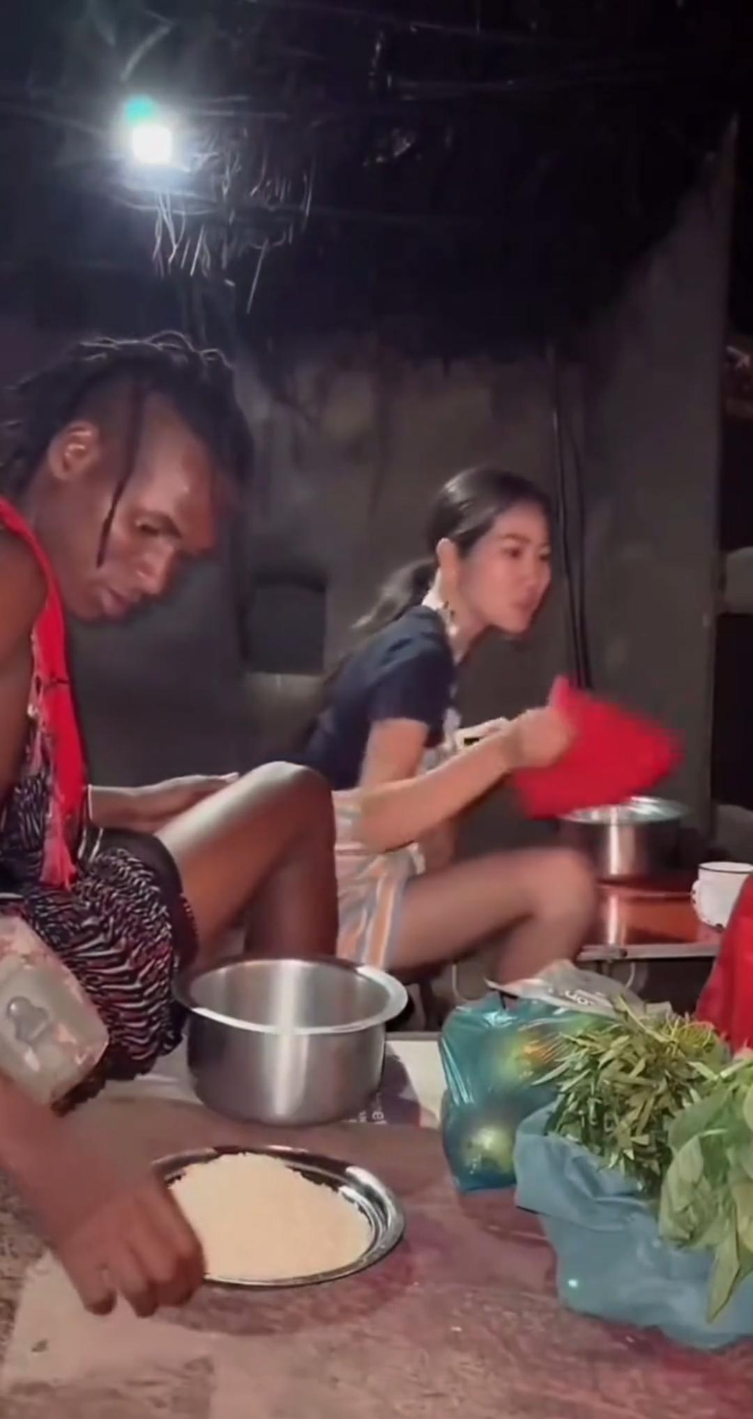刚刷到一个视频，一个亚洲人面孔的年轻女子，跟一个非洲肤色男子，像是在准备烧火做饭