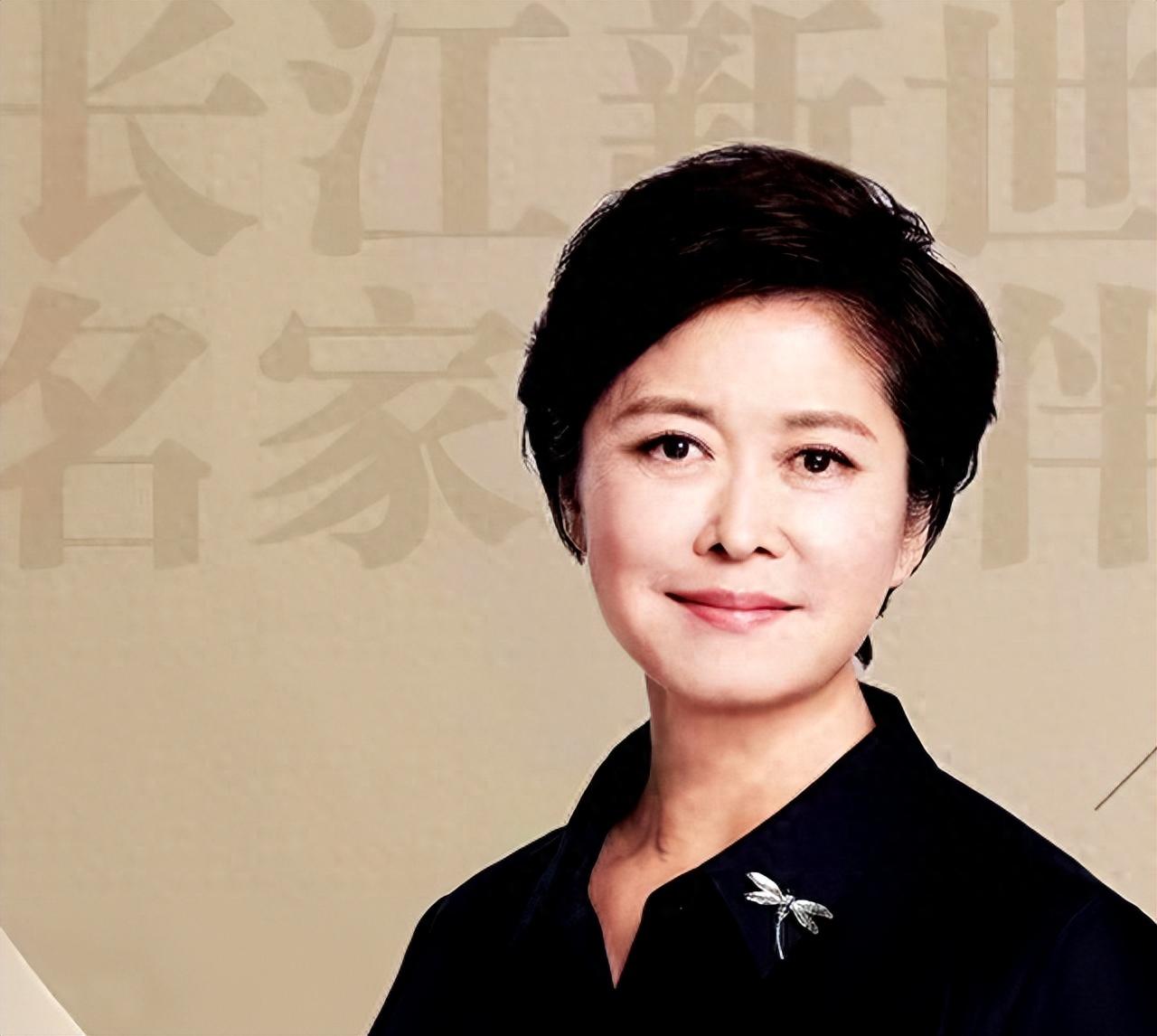 一个打乒乓球的，手里攥着LV、奔驰、Qeelin。旁边还排着士力架、Oakley