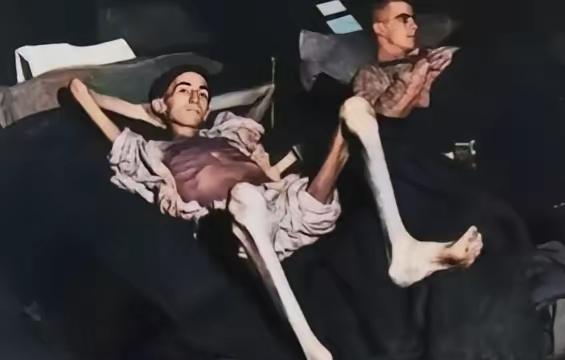 1944年，被德军俘虏的美国士兵约瑟夫·戴姆勒终获解救，骨瘦如柴，1米78的大个