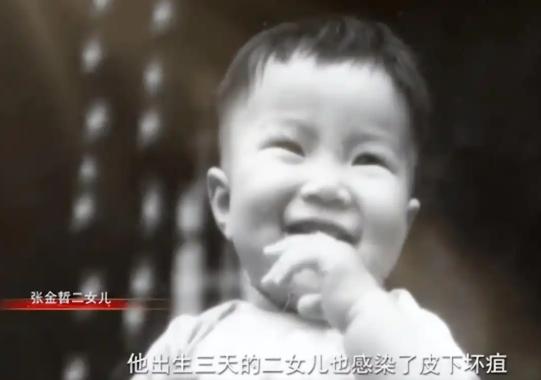 1949年，他不顾妻子反对，用刀划开刚出生3天女儿的后背。看着女儿奄奄一息，妻子