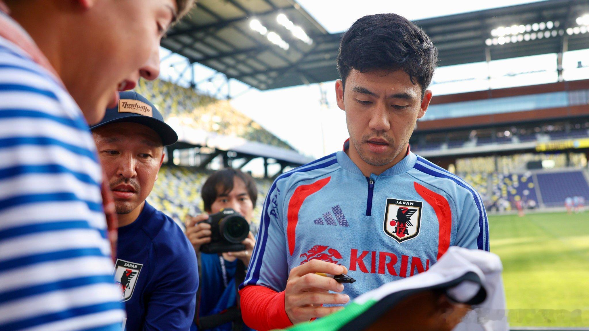 远藤航在备战世界杯中2026年世界杯
