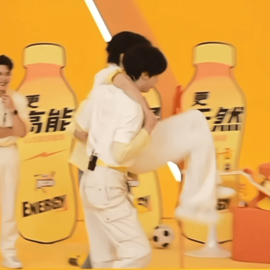 我特么笑得 张真源怎么踢这么高张真源康师傅冰红茶品牌代言人