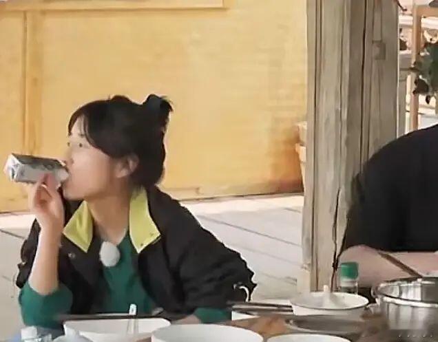 原来向往的生活中，张子枫喝这么多奶，是因为吃不饱吗？ 