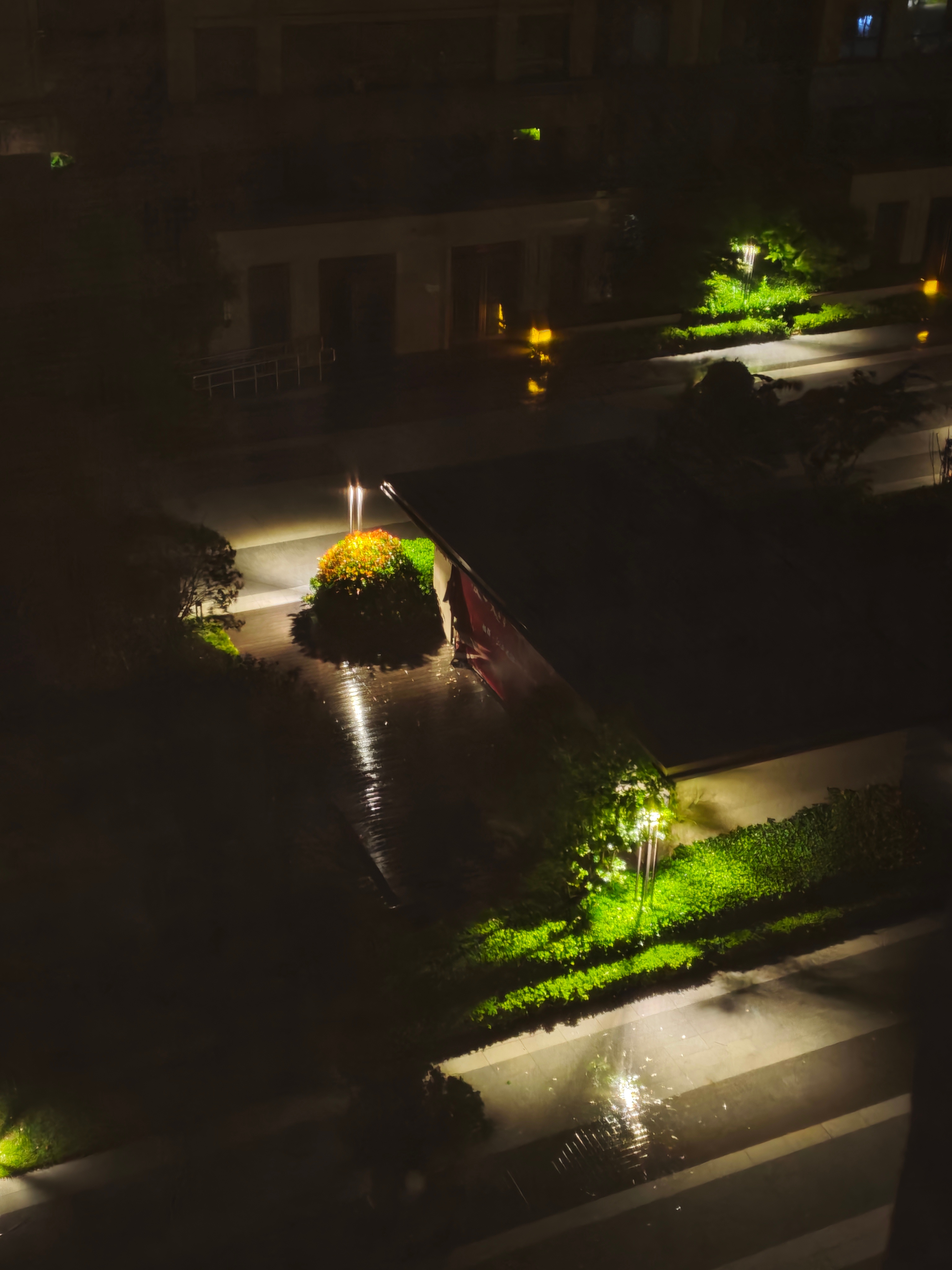 好家伙，这雨！老大了！还有闪电+打雷！ 西安