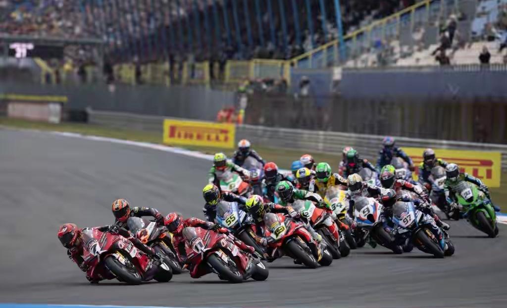 第七！张雪机车WSBK荷兰站第二回合拿到了第七的名次，在还剩6圈也就是还剩三分之