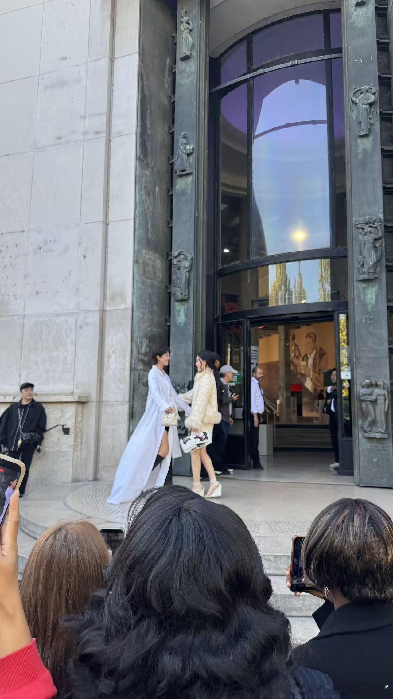 陈妍希蓝盈莹胡可陈添祥同框 谁懂啊！海外时装周前排陈妍希蓝盈莹胡可陈添祥同框，这