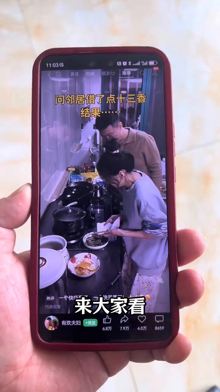 如何把这种视频保存到手机？
如何把这样的视频保存到手机里？点击下方这个箭头之后，