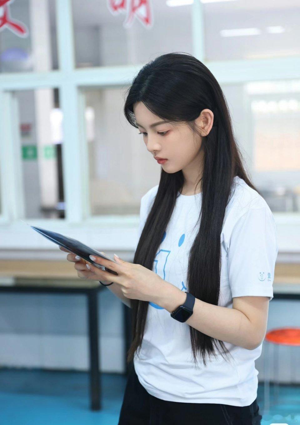 杨超越真的是美得毋庸置疑，偷拍抓拍都不会垮 ​​​