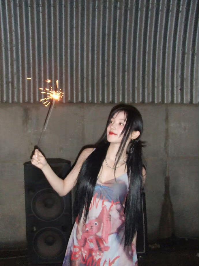 #宋雨琦深V吊带裙#宋雨琦深V吊带裙造型性感中不失优雅，小美女的造型总是让人眼前