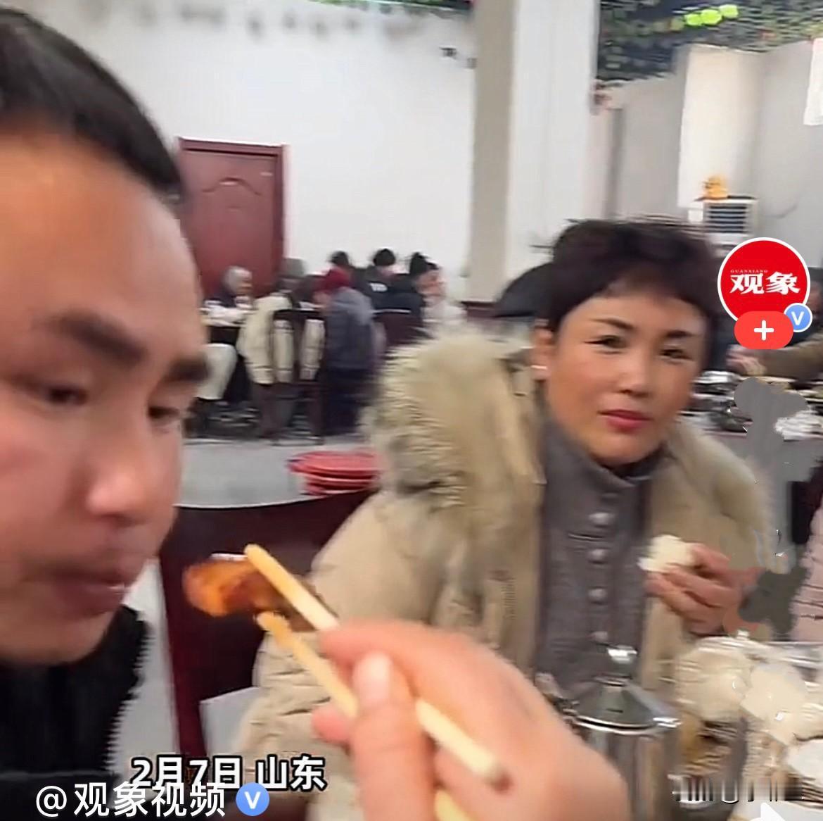 近日，山东一女子同4个大姑姐在同一桌上吃酒席，女子偏偏在大姑姐面前秀恩爱，从碗里