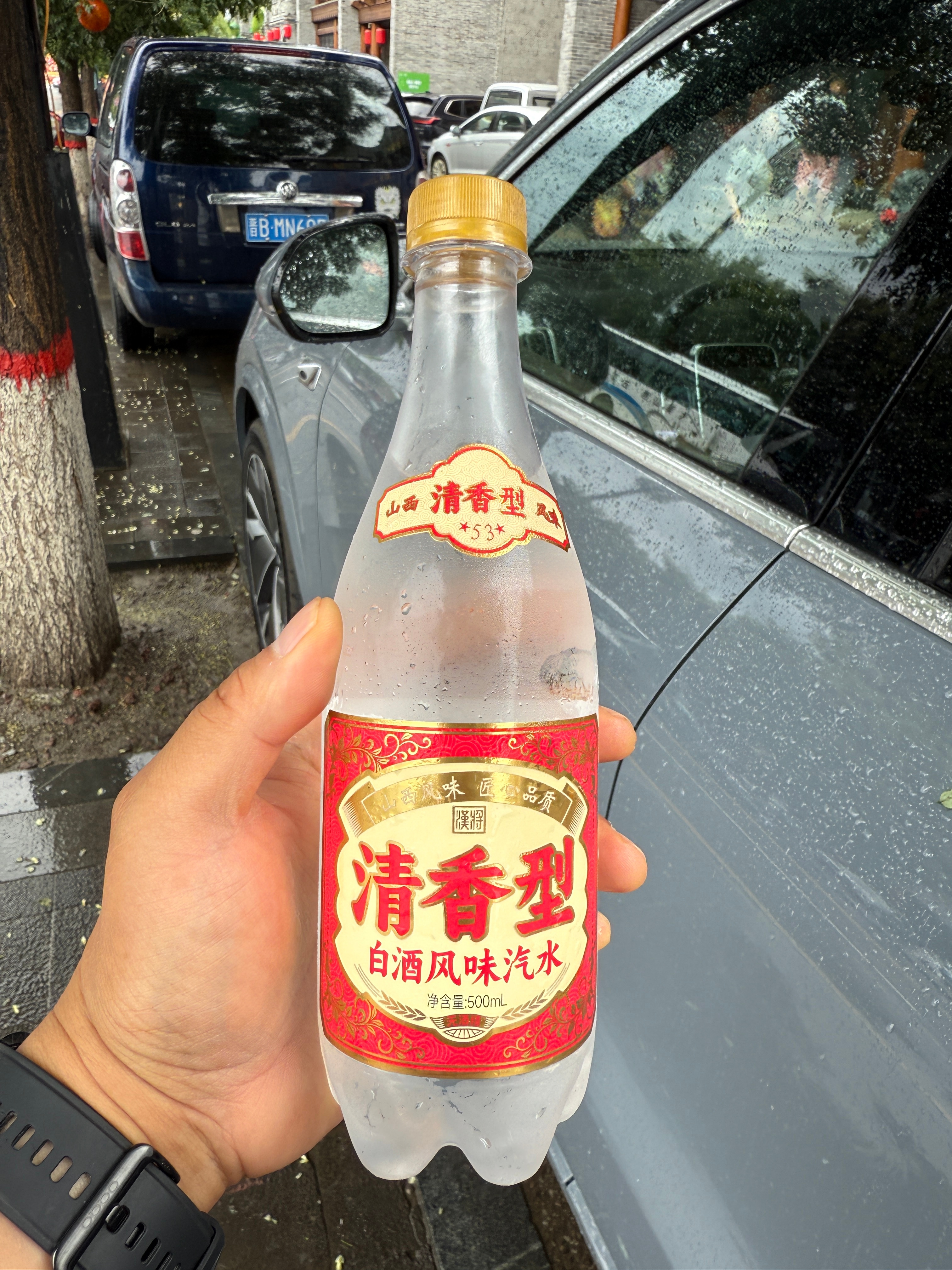 再解锁一种汽水，别说，开瓶那一下，真是酒香扑鼻，更加让我确信，很多酒香都是调出来