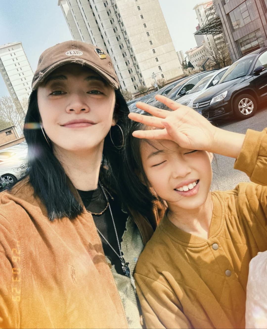 姚晨也带孩子上兴趣班，和许多家长一样，见缝插针挤时间，大明星也是尽职尽责的好母亲