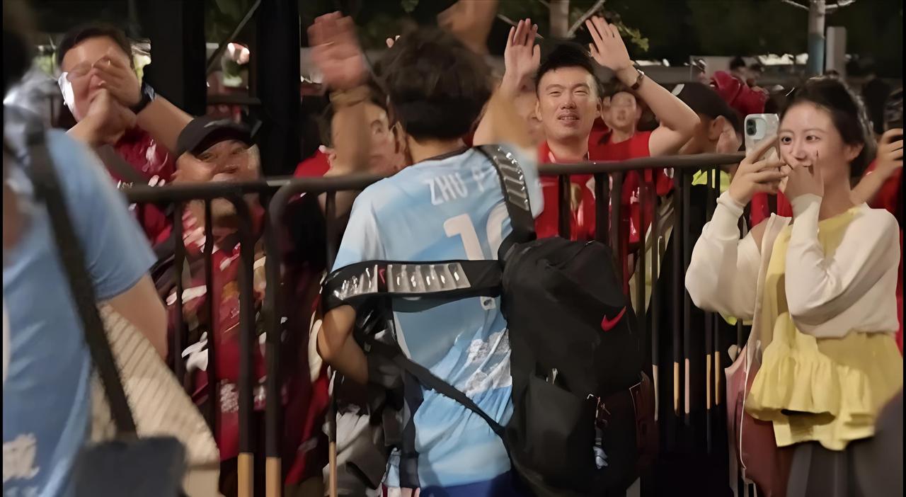 球迷：“国补冠军”到货了吗？
客服：亲！那货还在路上！
球迷：肯定能到吗？
客服