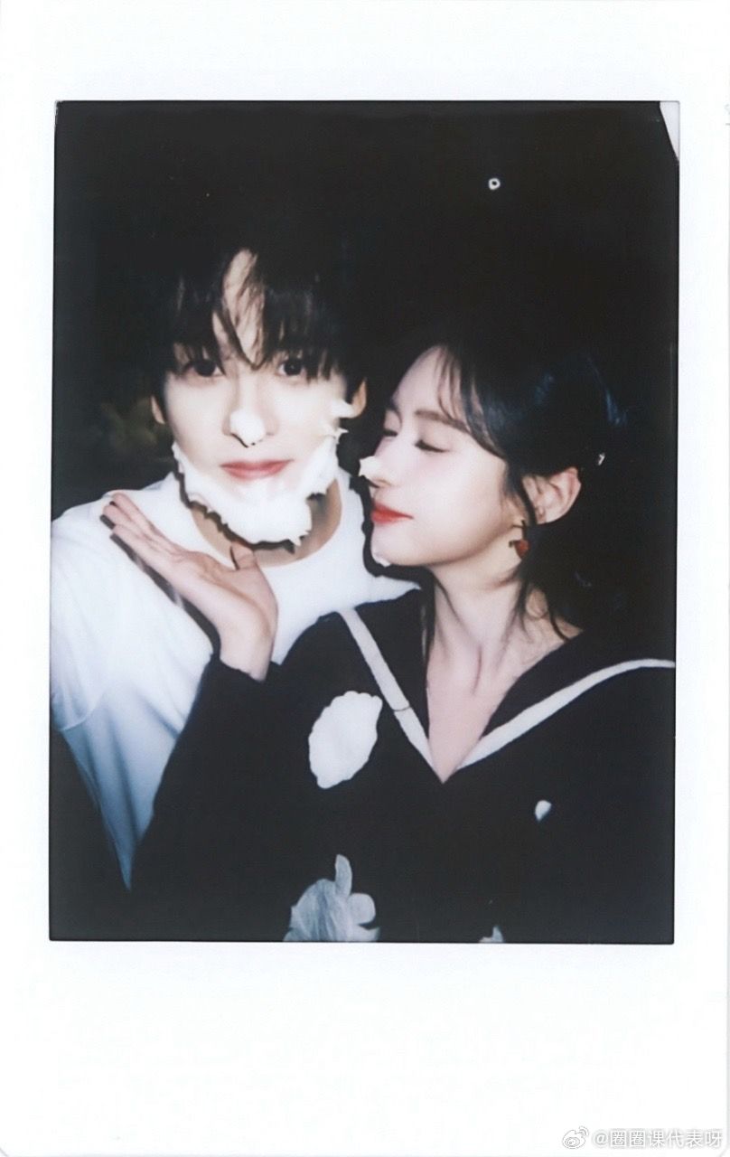 魏哲鸣郑合惠子碰鼻尖好甜魏哲鸣郑合惠子拍立得合照好甜碰鼻尖的瞬间甜到心颤谁懂啊！