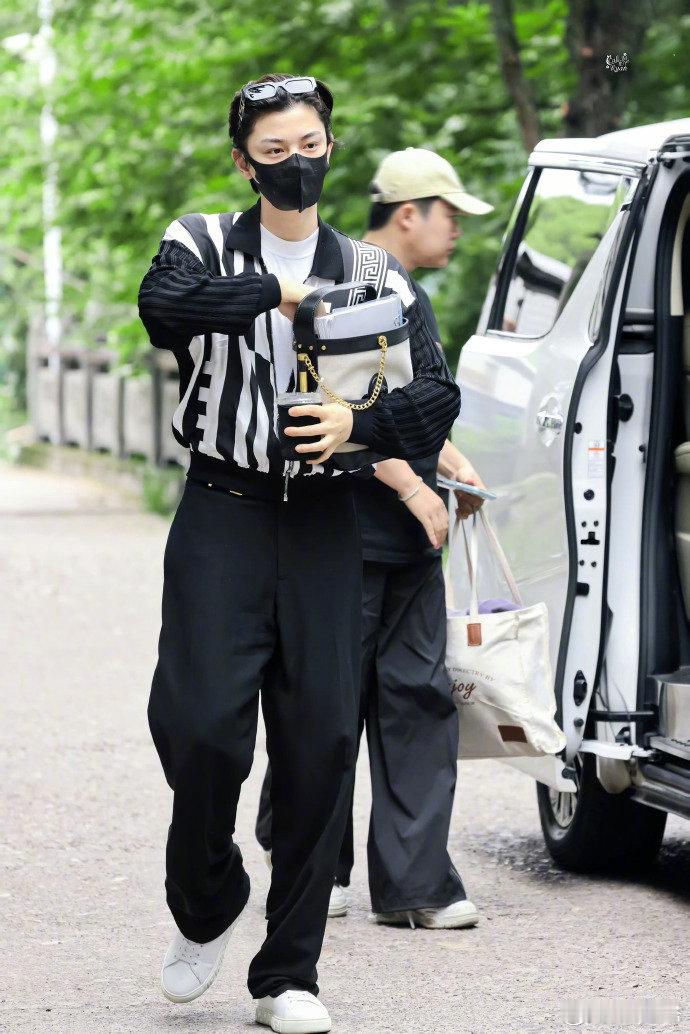 丁禹兮代言香水粉丝先闻  丁禹兮的香水粉丝先闻 我不行了原来是丁禹兮的代言香水，