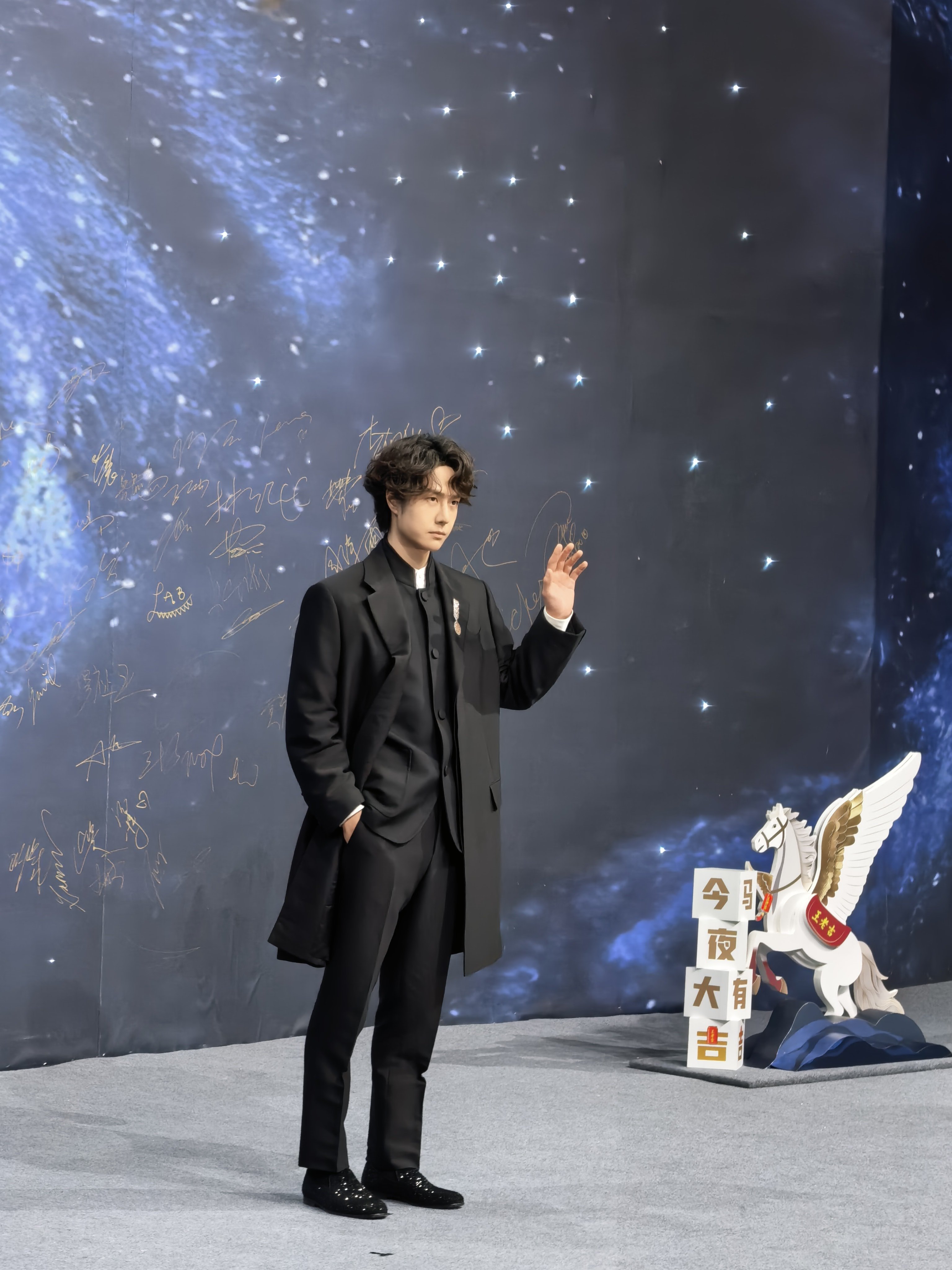 王一博 中山装王一博  王一博今日份的红毯直拍～中山装搭配卷卷头发，好独特微博之