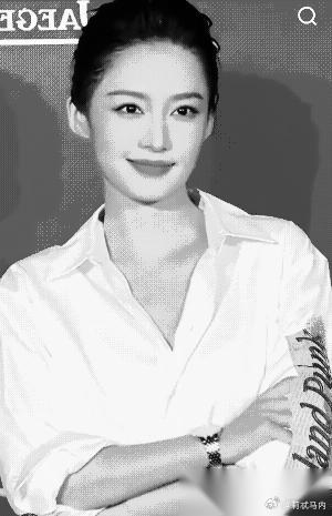 这是李沁吗？ 改变也太多了吧。 以前觉得她是清冷少女脸，有点儿苦像。 但也正因为