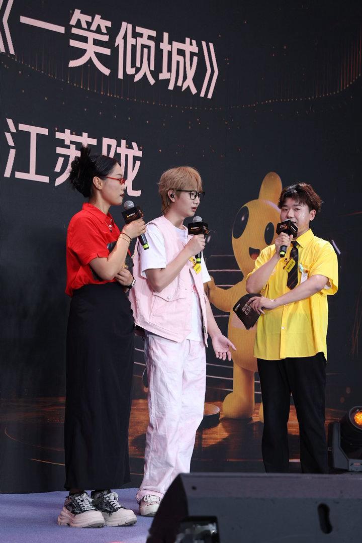 长沙街头不缺观众仿佛全网网友都线下集合了，长沙美团KTV大赛随处都是眼熟面孔，舞