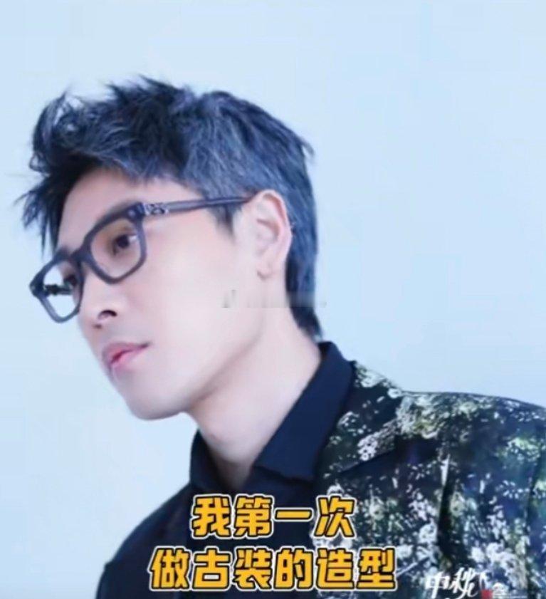 #河南卫视爆改歌手张赫煊#古装造型的张赫煊，也是非常帅气呢，河南卫视是会拍的。特