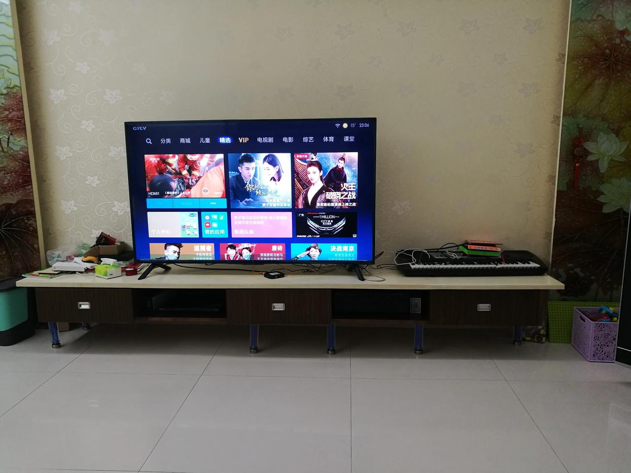 教近80岁老母亲播放电视，不禁感叹电视机和遥控器太复杂了。

前些天，老母亲在侄