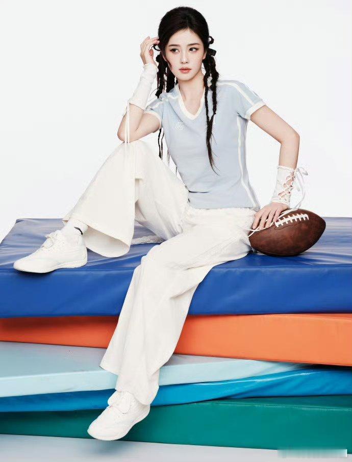 白鹿元气运动少女春日里的白鹿也太有元气了，像只灵动小鹿蹦蹦跳跳，运动少女感拉满，