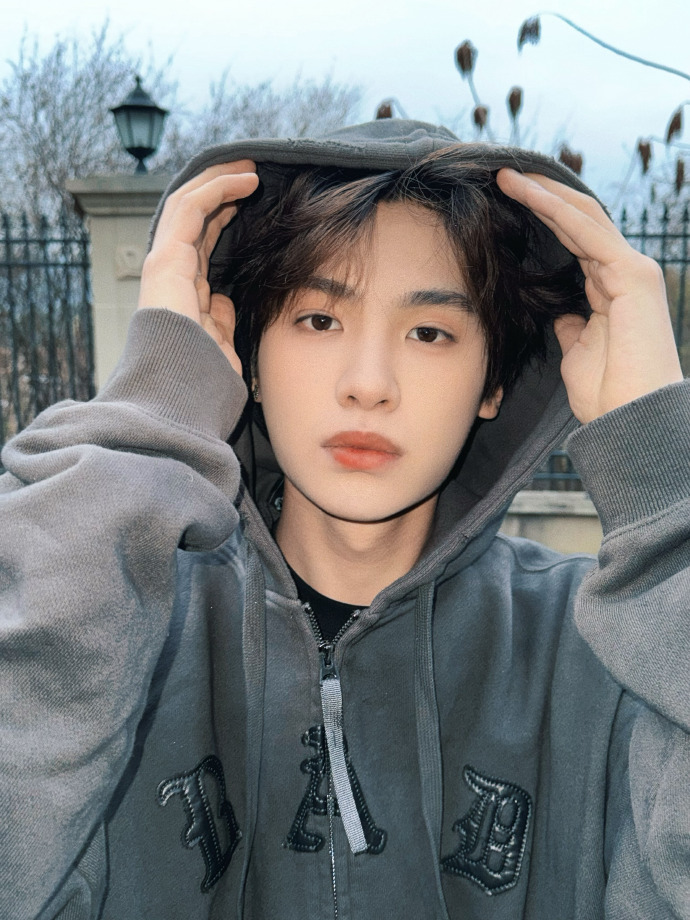 黄明昊九宫格营业⭐ 