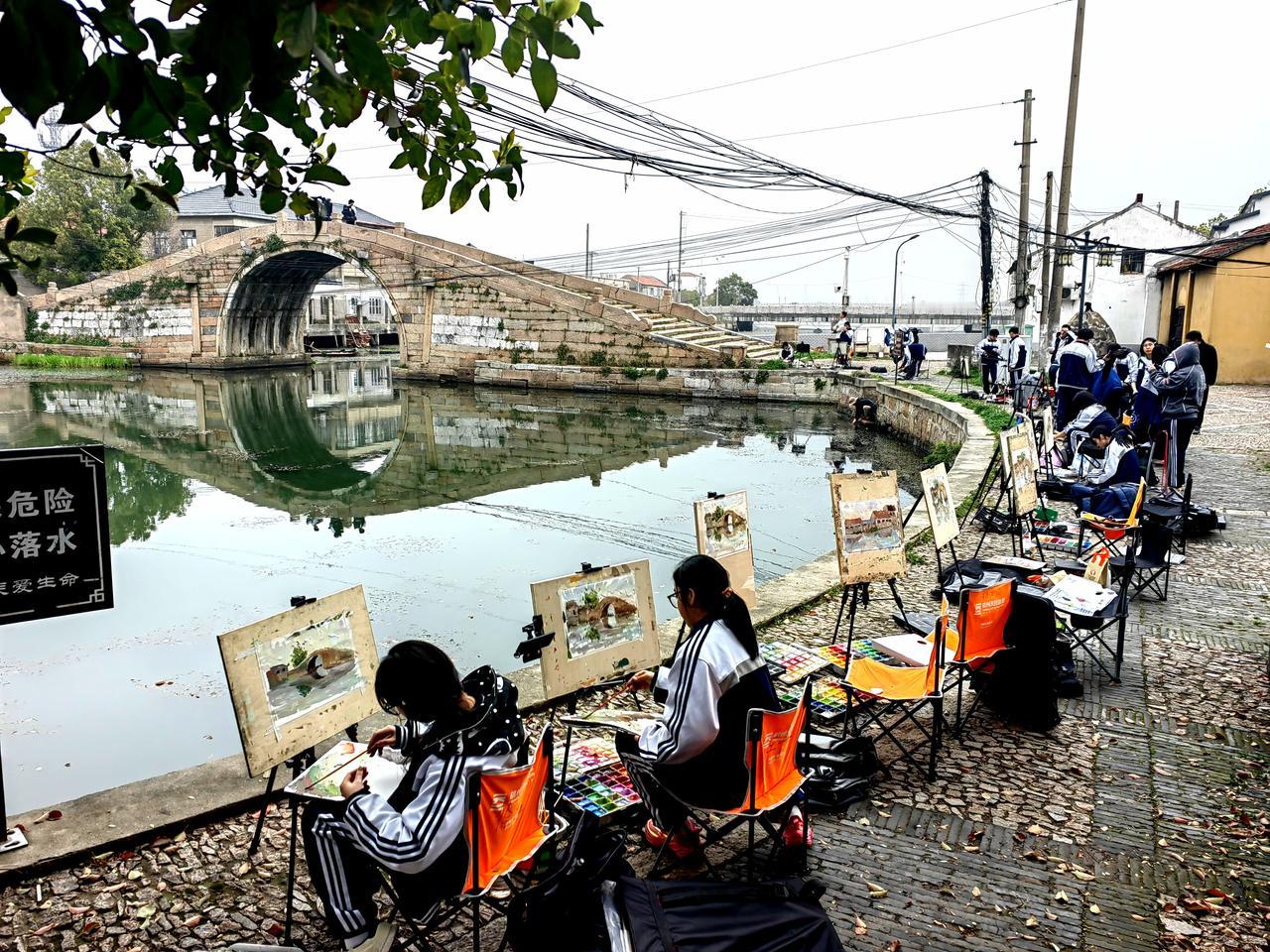 17、8岁的高中美术生与500多岁的古石桥对话。
图中间的古桥是甪直古镇目前最大