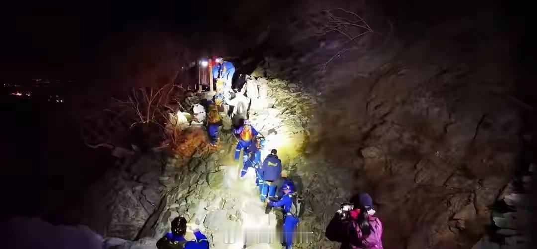 一位父亲带着儿子参与亲子登山活动期间，身体突发状况，倒在了路边。当时，身旁不到 
