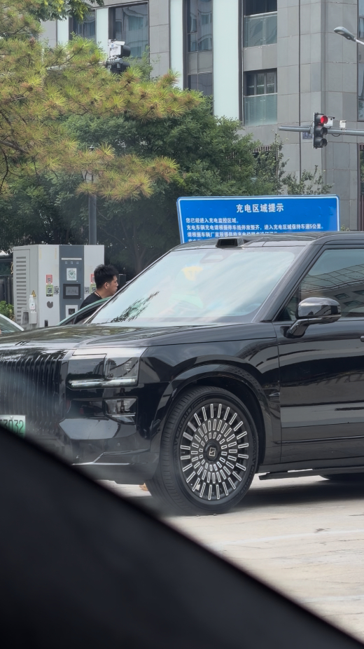水均益北京排队充电被一眼认出被水均益老师浅浅凡尔赛到了，充电站排队充电，说极氪9