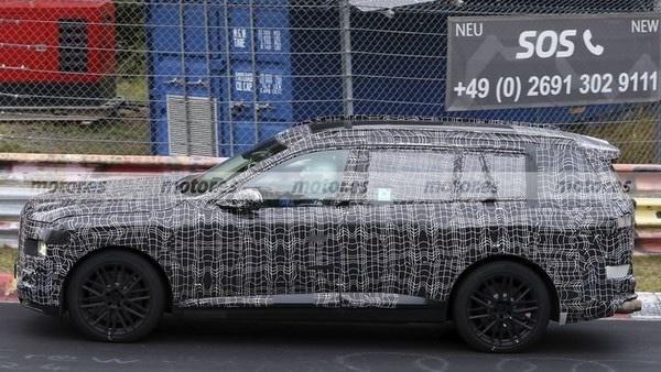 新一代宝马X7谍照曝光，作为品牌的旗舰大型SUV，尺寸依旧很可观，第三排车窗面积
