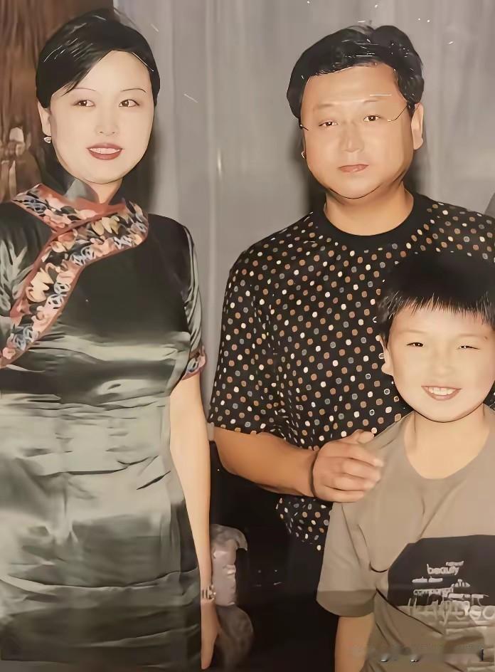 有人认识他是谁吗？
提示一下，他是辽北第一狠人，做过厨师，开过药店，当过模特老师