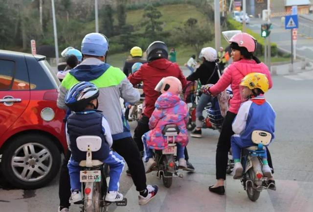 用电动车接孩子丢人吗?
这要看对谁来说。电动车接送孩子，对于家长来说，肯定是不会