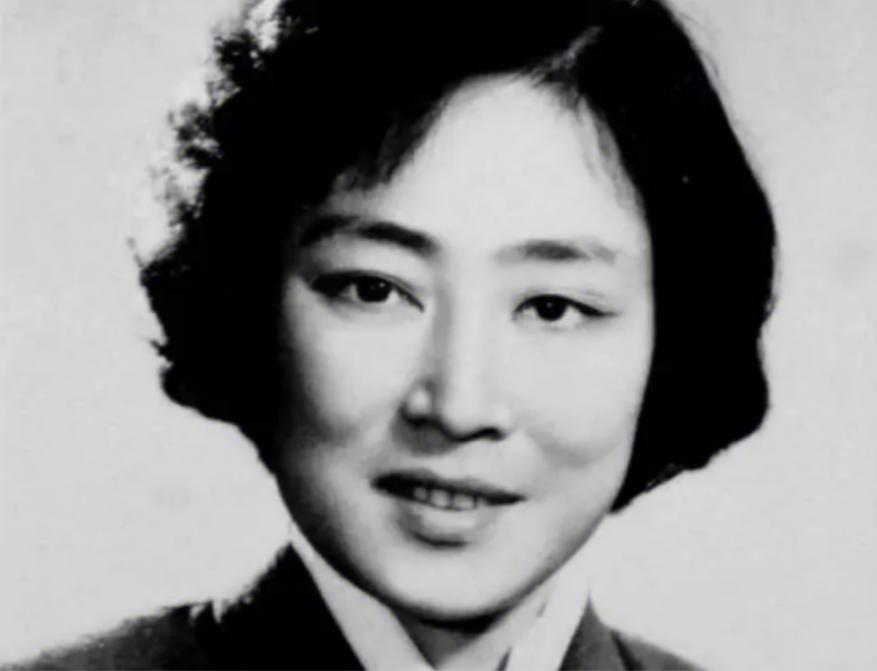 1953年秦腔女演员孟遏云前往朝鲜参加慰问演出，但她有一个怪癖，从不在公共浴室洗