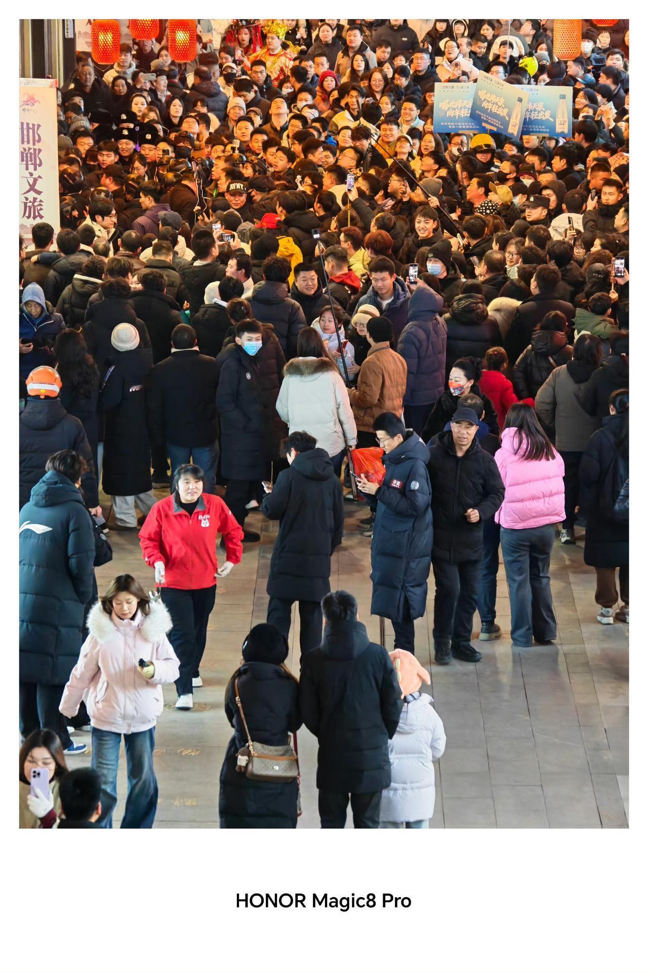 撞见张伟丽、李景亮空降邯郸道！ 现场人挤人根本凑不到跟前，全靠荣耀Magic8 