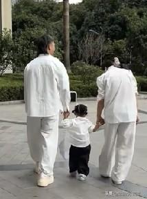 小故事！
    在郭老大 的安排下，二子提前 一天赶到了云南。在云南 来迎接小