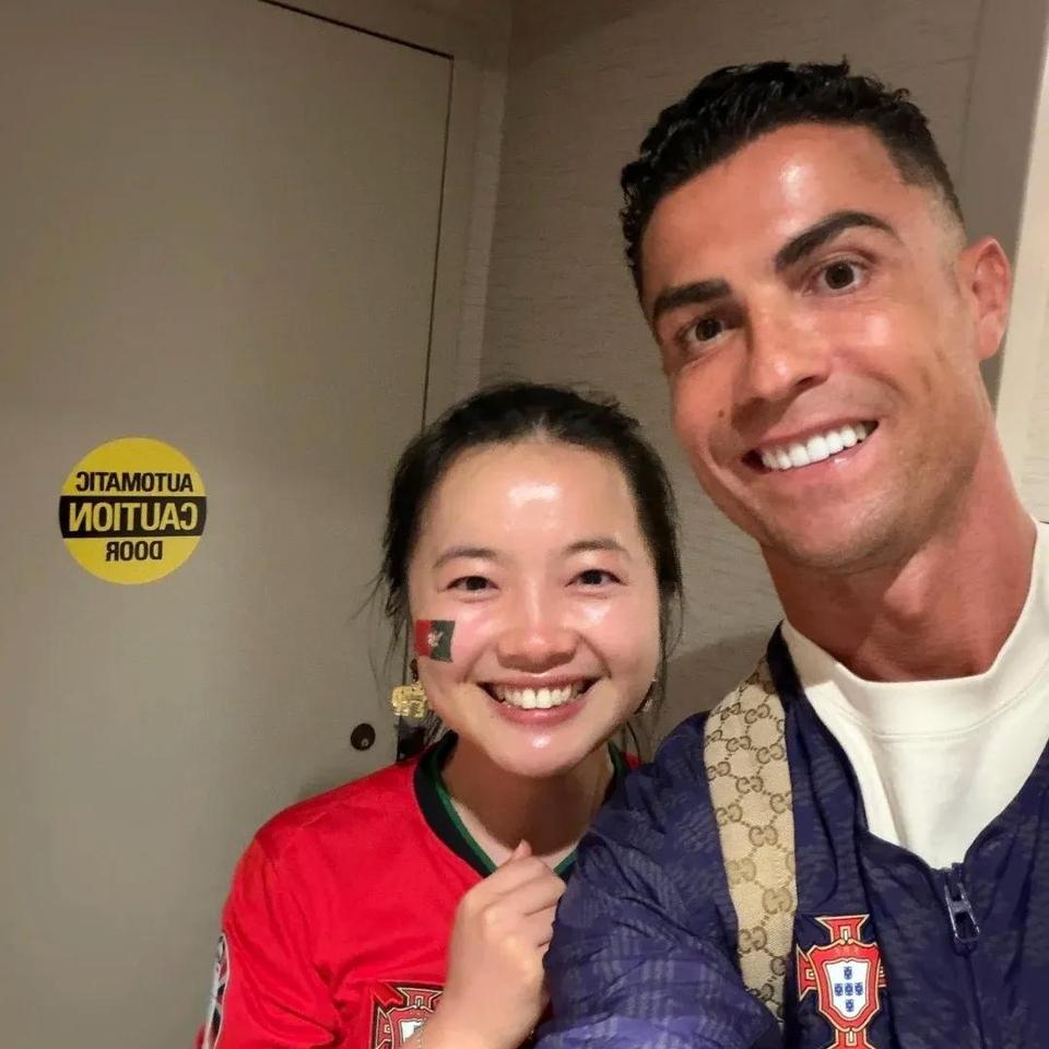 这女孩是什么神仙运气！电梯偶遇C罗全过程太好磕
 
小姑娘坐电梯意外撞见偶像C罗