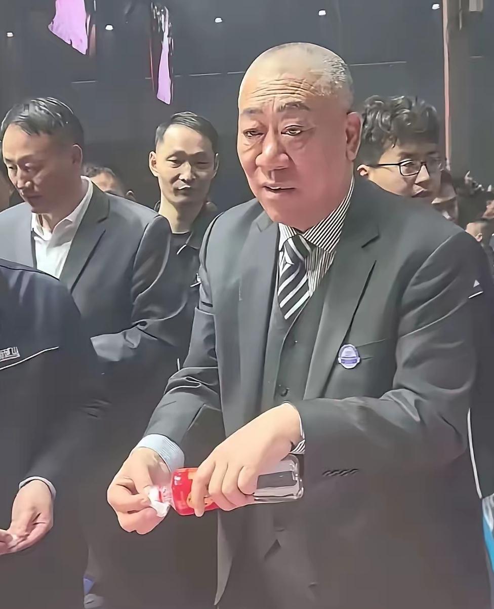 崔培军
河南矿山集团的老总，
只要你还在一天，大家都

肯为你卖力。要我说，老崔