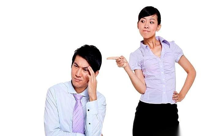 我们单位新来个小子，头儿的亲戚。
开会，整个会议室的空气都快凝固了，就听见他手机