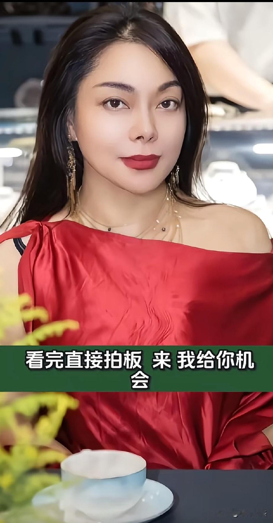 张雪的大贵人——阿波罗摩托的女老板应儿，最近来到了重庆，张雪的老婆星姐全程陪着，