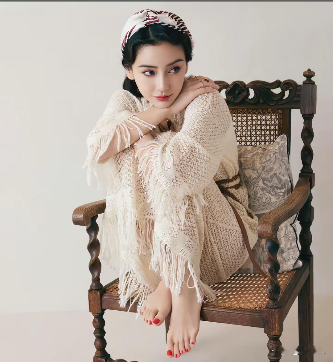 杨颖人不光美，而且脚丫子也非常好看。我个人认为娱乐圈的女明星，没有人比得上杨颖的