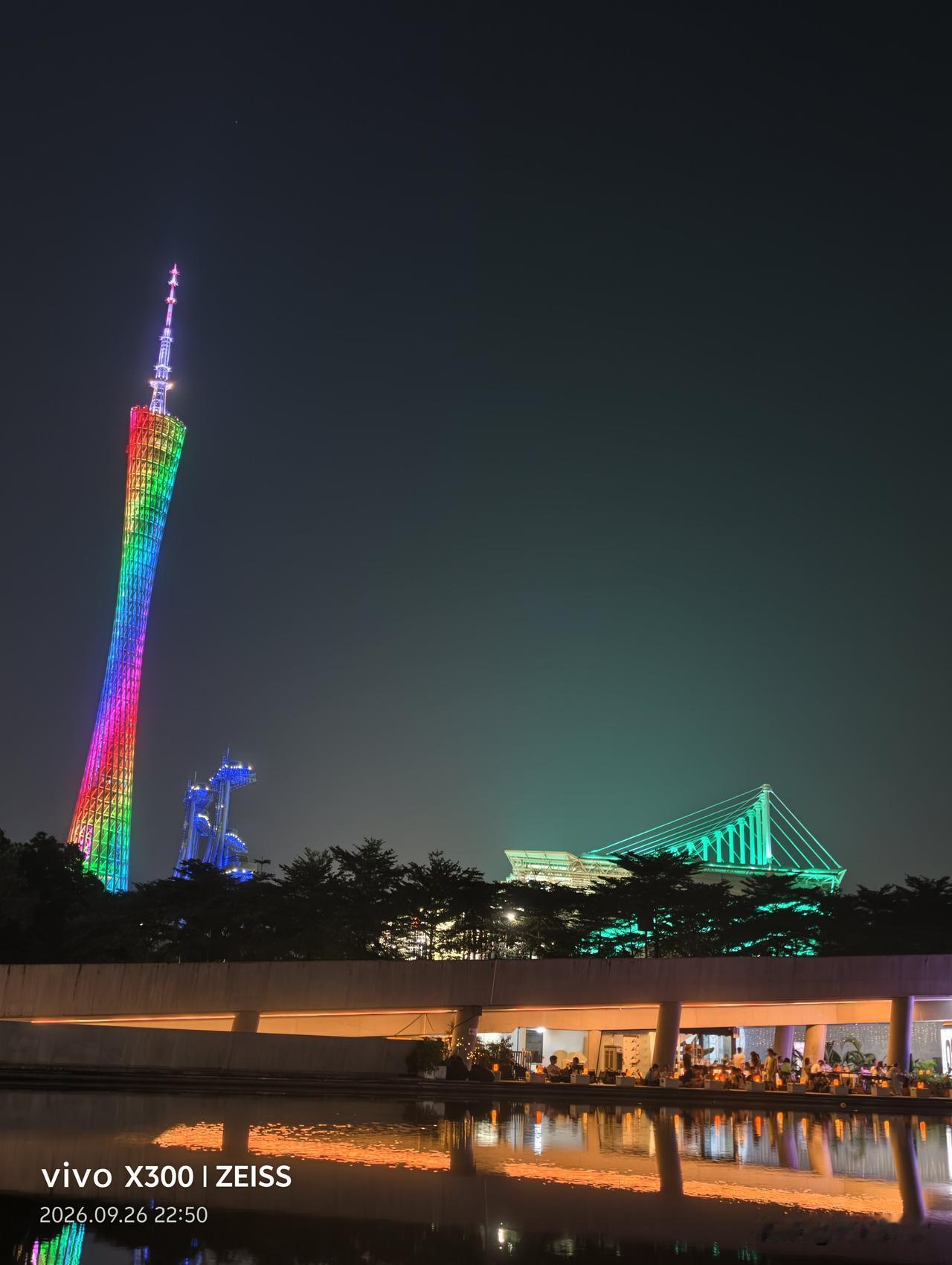 中秋节一个人在广州，完全没凑家里的月饼局，反而解锁了完全不一样的打开方式。
傍晚