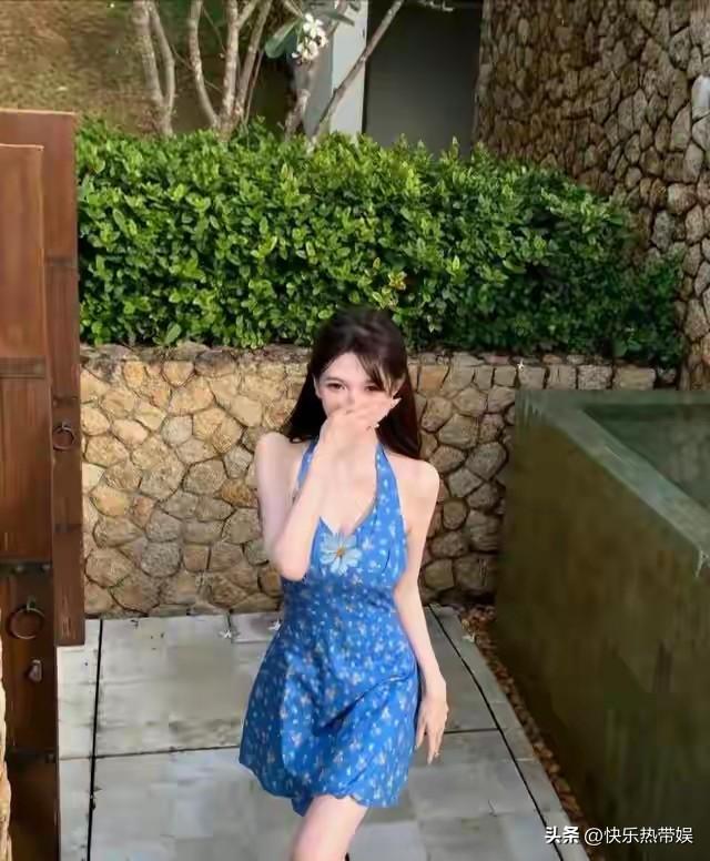 叶柯这身材是真的太好了
一点不像已经生了三个孩子的女人
这样看上去甚至比黄晓明新