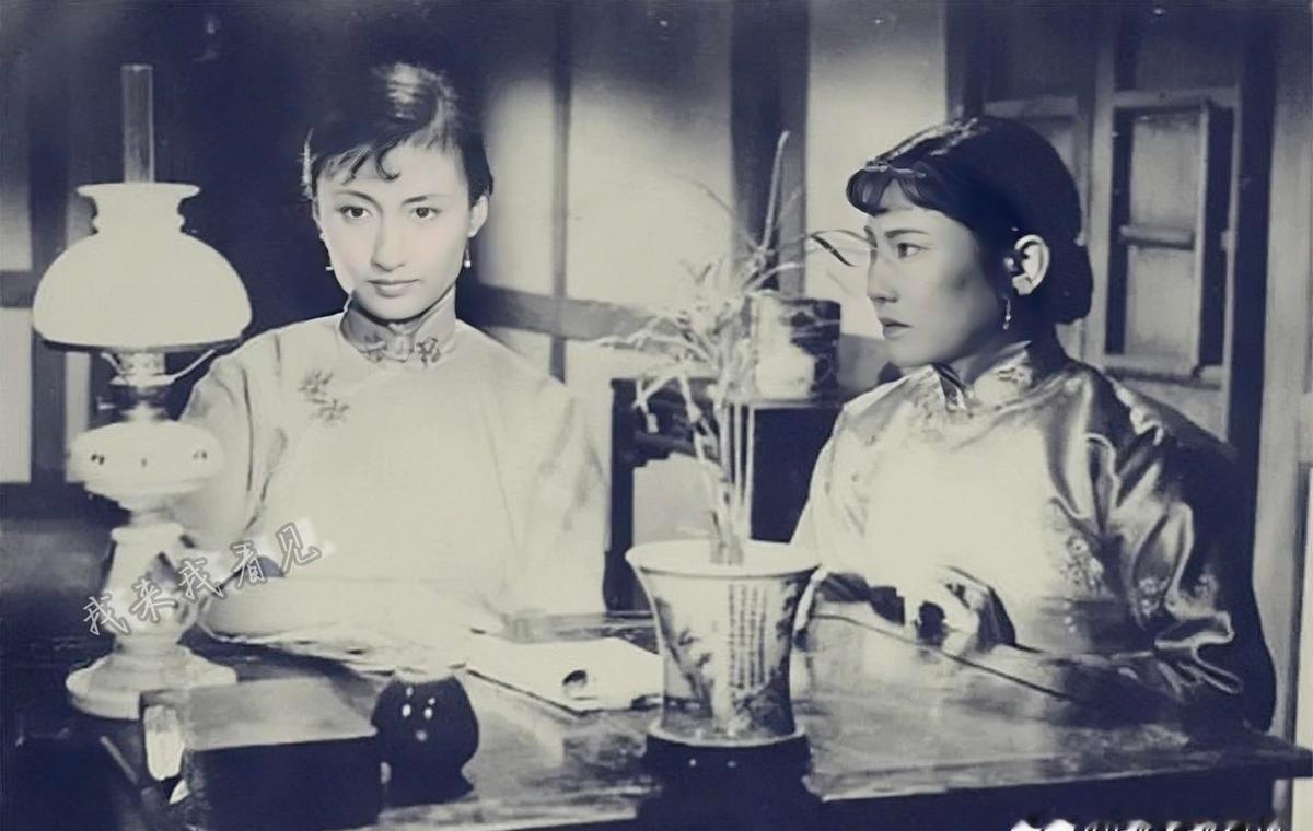 说演悲剧一定要哭天抢地？
那你是没看过黄宗英演的“梅表姐”。
用微笑把人看得心碎