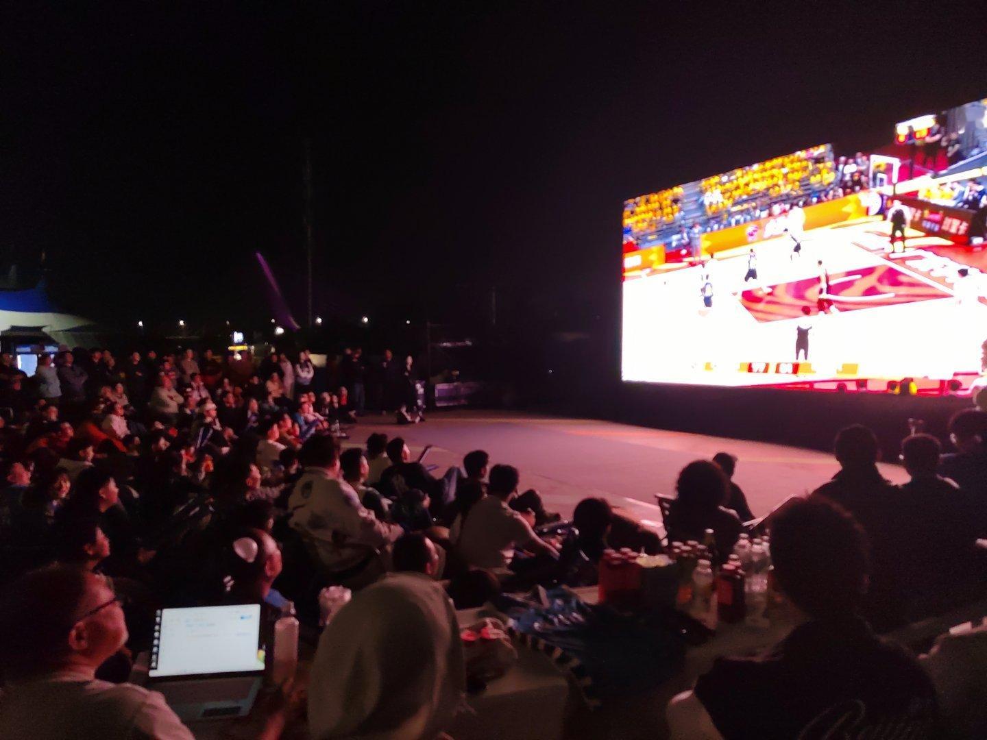 NBA到了季后赛后，一些篮球热情很高的城市，比如波士顿、多伦多这样的，在球队客场