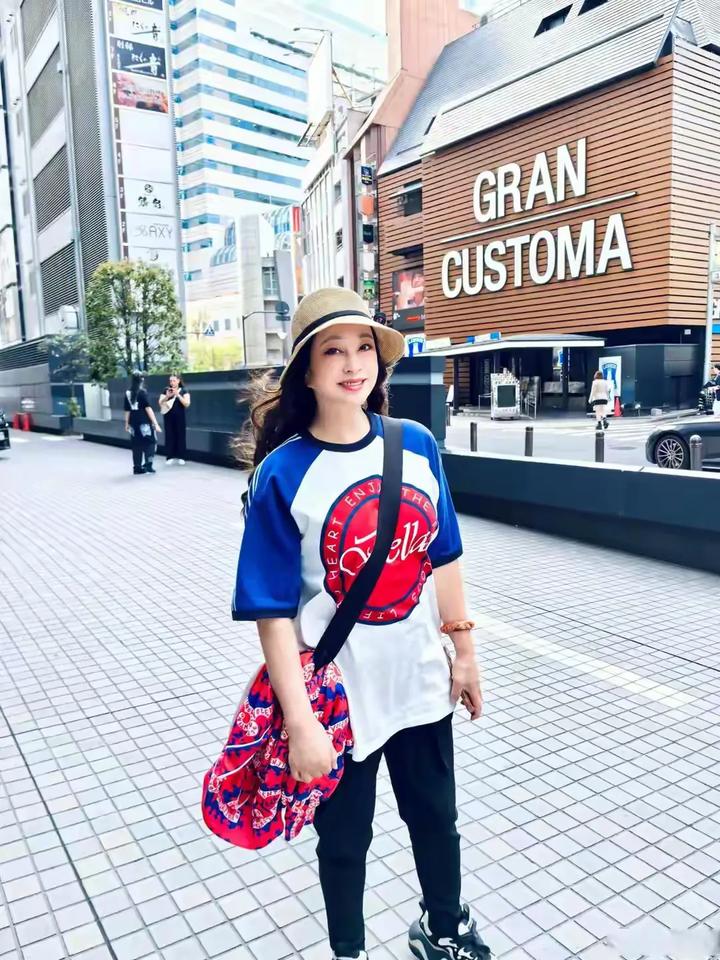 刘晓庆五一晒照：74岁活出少女感！
5月1日劳动节，74岁刘晓庆晒出近照为大家送