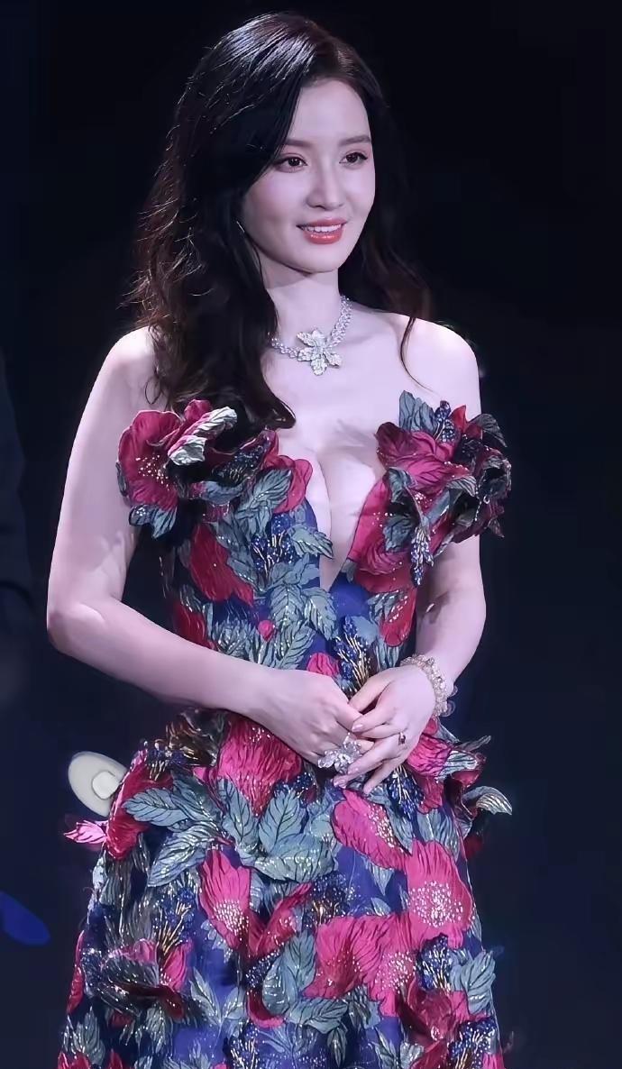 环球小姐冠军张萌又杀疯了！
谁能想到当年那个风情万种的女神，如今摇身一变成了爆款