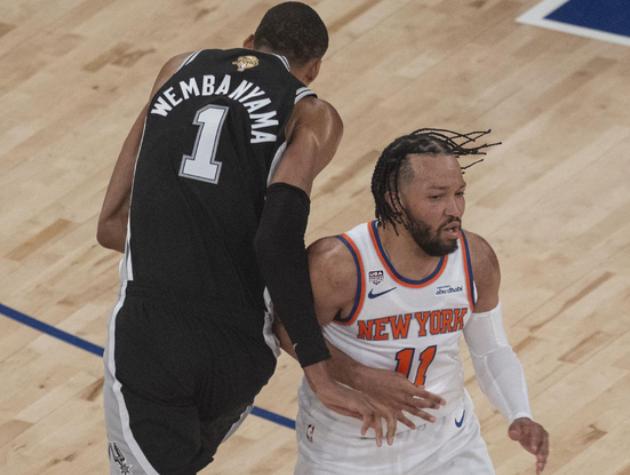 NBA总决赛，尼克斯对阵马刺的G4比赛中，出现了非常奇葩的一幕。比赛进行到第一节