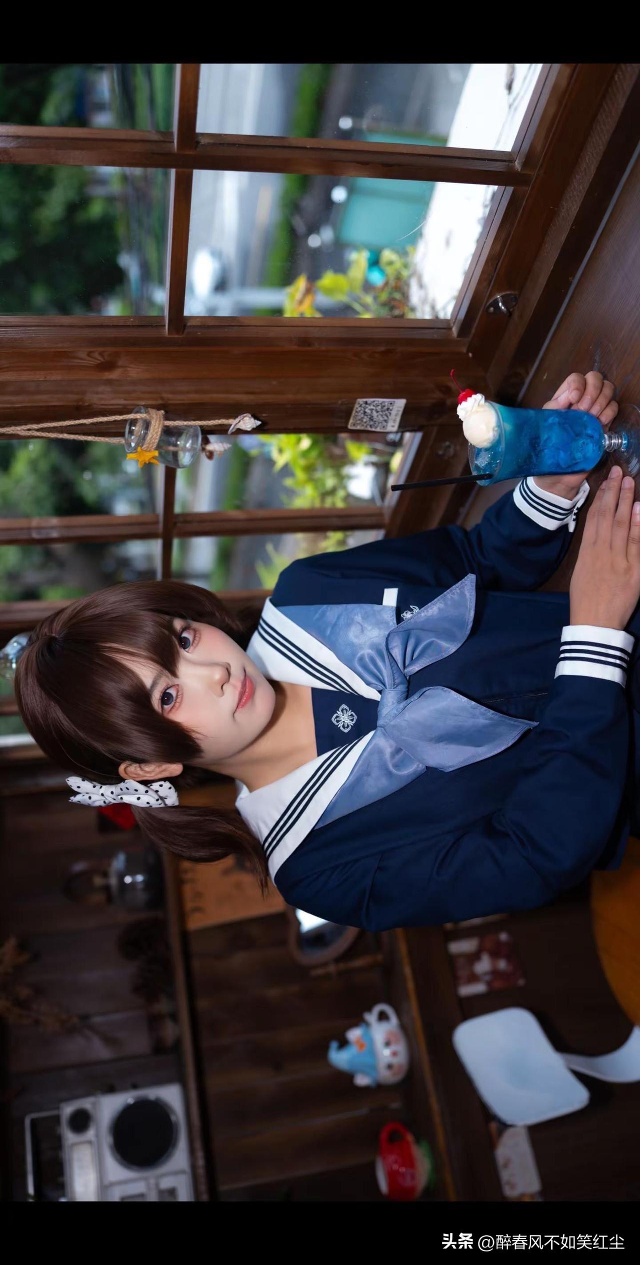蓝衣少女倚窗立，春风拂面意自闲。蓝衣女生