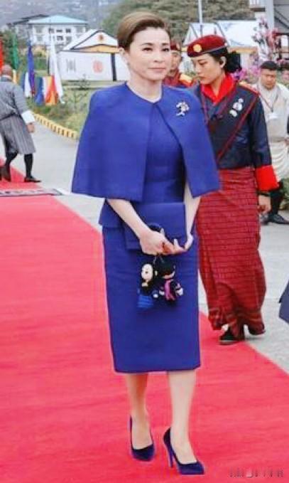 经常有人问我，穿旗袍或无袖连衣裙时，外面该怎么搭配。

我也一直在思考这个问题。