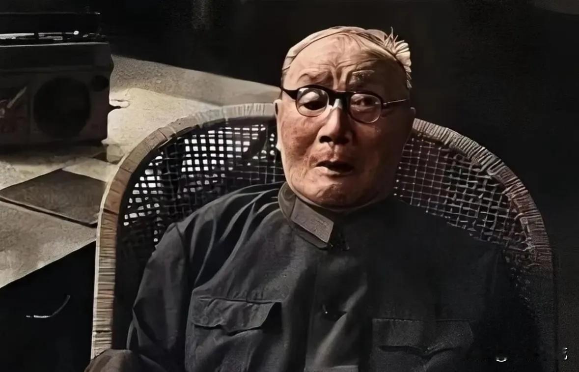 让人泪目，曾经统率千军万马的“军神”刘伯承元帅，年近九十，静静地坐在椅上，双目失